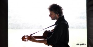 Elie Guillou : Chant, guitare et Pierrick Hardy : Guitare